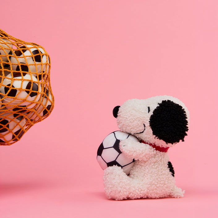 Soccer Snoopy – football Snoopy – side view